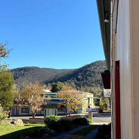 Colonial Bank Motel Omeo Buitenkant foto